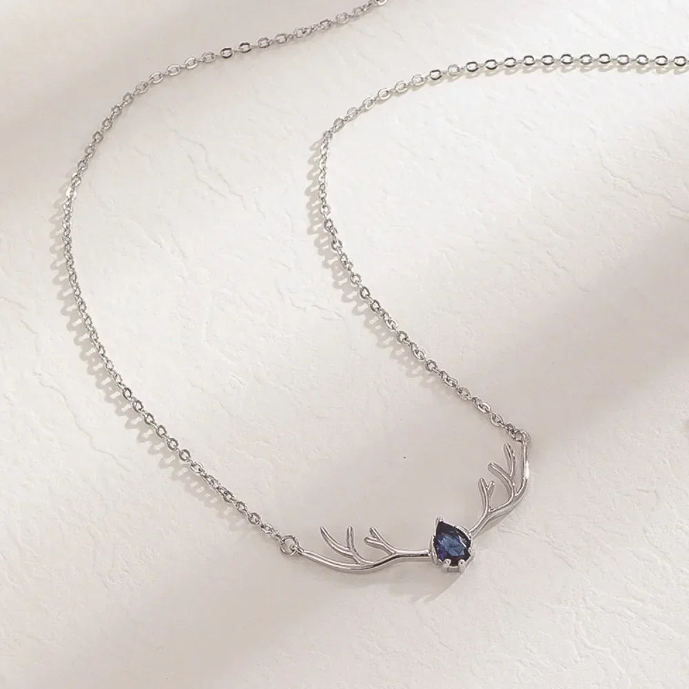 Collar de asta de ciervo con corazón